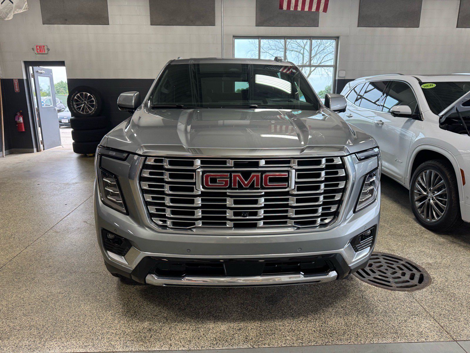 Used 2025 GMC Yukon XL Denali w/ Sun & Power Step Package AWD/4WD image 2