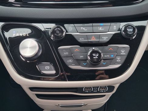 Used 2024 Chrysler Pacifica Touring-L FWD image 18