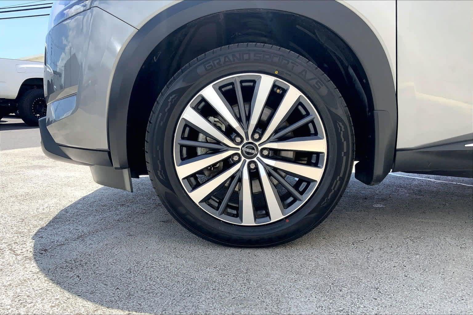 Used 2022 Nissan Pathfinder Platinum w/ Cargo Package FWD image 8