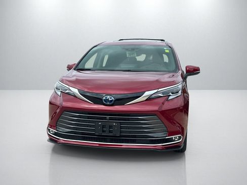 Used 2023 Toyota Sienna Platinum FWD image 2