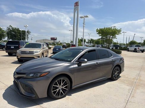 Used 2021 Toyota Camry SE w/ Convenience Package FWD image 1