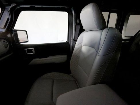 Used 2022 Jeep Wrangler Unlimited Sahara image 40