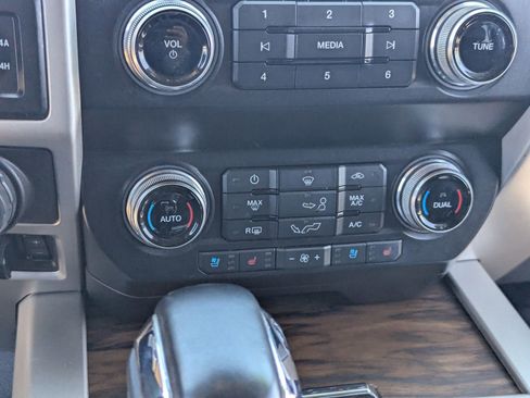 Used 2020 Ford F150 Lariat w/ Equipment Group 502A Luxury AWD/4WD image 23