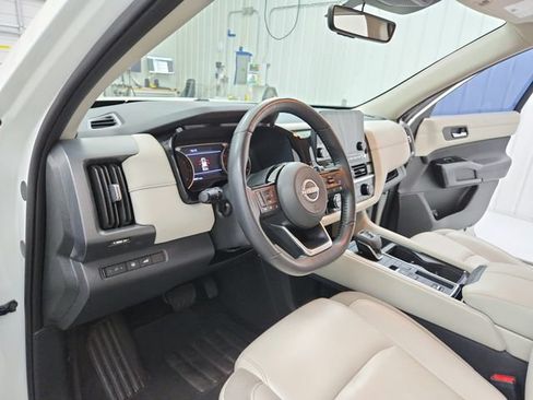 Used 2023 Nissan Pathfinder SL FWD image 18