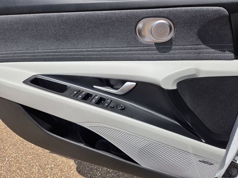 Used 2025 Hyundai Elantra Limited FWD image 18