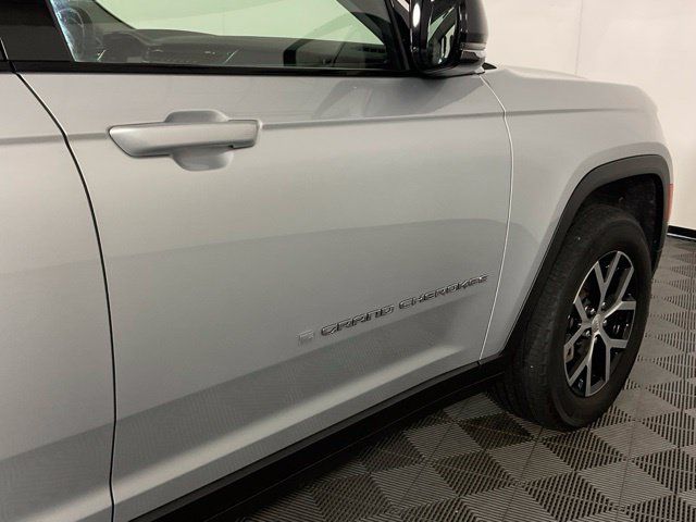 Used 2023 Jeep Grand Cherokee L Limited AWD/4WD image 8