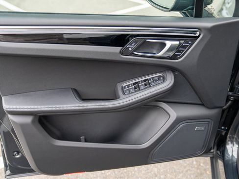 Certified 2026 Porsche Macan AWD/4WD image 10