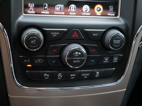 Used 2016 Jeep Grand Cherokee Limited w/ Luxury Group II AWD/4WD image 23