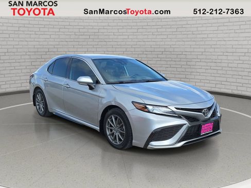 Used 2022 Toyota Camry XSE FWD image 3