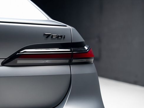 Used 2023 BMW 760i xDrive w/ Executive Package image 29