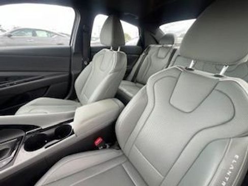 Used 2025 Hyundai Elantra Limited image 17