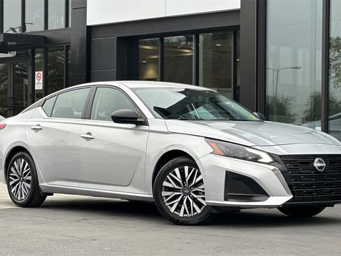 Used 2024 Nissan Altima 2.5 SV image 3