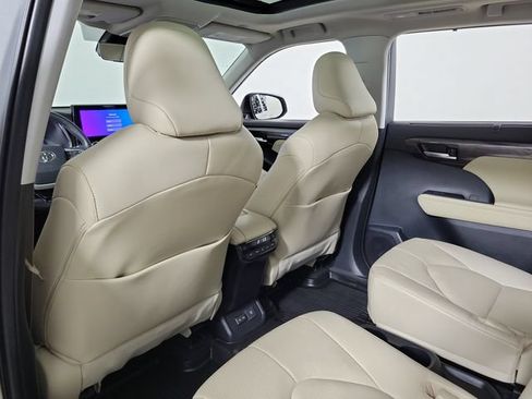 Used 2023 Toyota Highlander Platinum FWD image 11