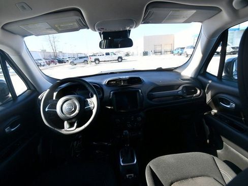 Used 2023 Jeep Renegade Latitude AWD/4WD image 3