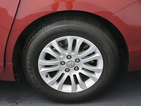 Used 2017 Toyota Sienna XLE w/ XLE Navigation Package FWD image 42