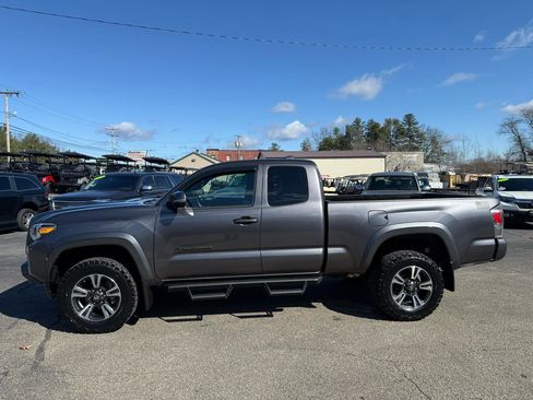 Used 2016 Toyota Tacoma TRD Sport image 6