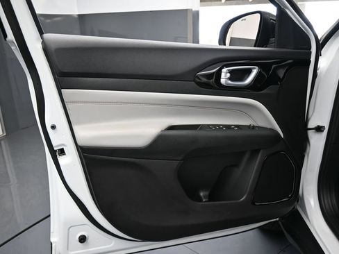 Used 2023 Jeep Compass Limited image 15