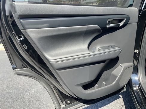 Used 2023 Toyota Highlander XLE AWD/4WD image 22