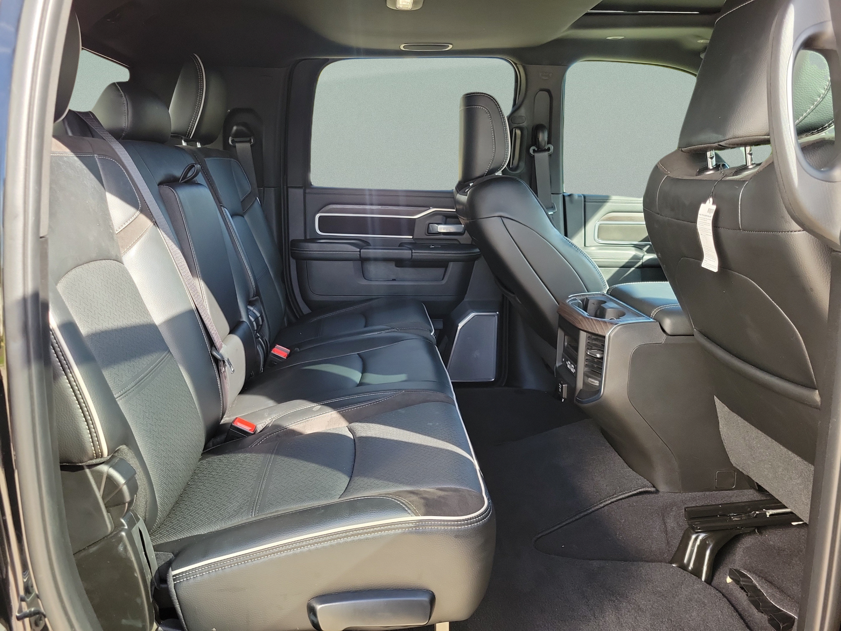 Used 2025 RAM 2500 Laramie AWD/4WD image 32