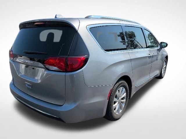 Used 2018 Chrysler Pacifica Touring-L FWD image 10