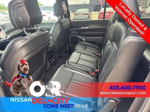 Used 2024 Jeep Wagoneer L Series II RWD image 12