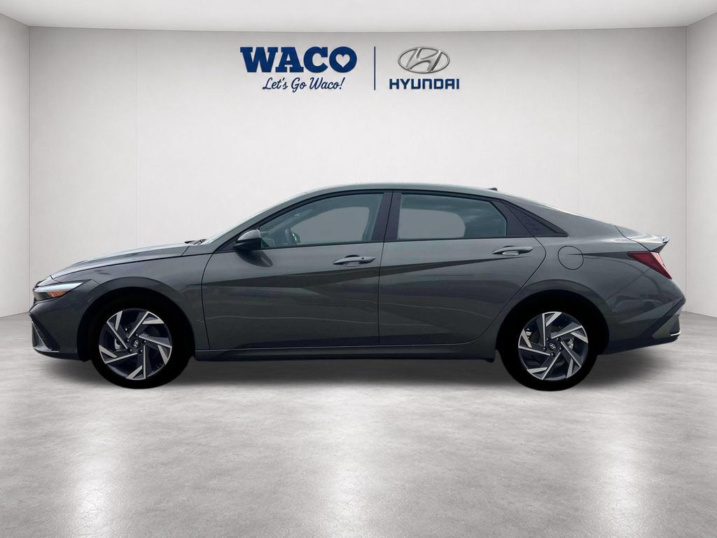 Used 2025 Hyundai Elantra Sport FWD image 3
