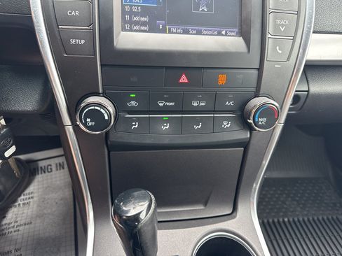 Used 2017 Toyota Camry SE w/ Moonroof Package FWD image 24