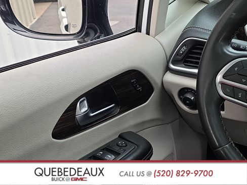 Used 2023 Chrysler Pacifica Limited FWD image 15