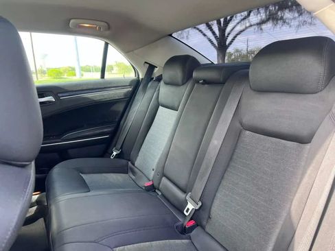 Used 2018 Chrysler 300 Touring RWD image 15