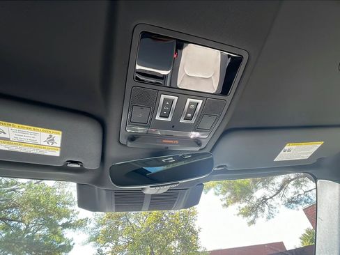 Used 2023 Land Rover Defender 130 X-Dynamic SE image 22