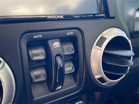 Used 2017 Jeep Wrangler Unlimited Sahara image 13