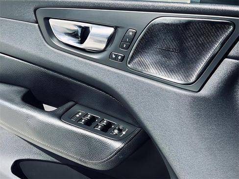 Used 2019 Volvo XC60 T5 Momentum w/ Multimedia Package image 30