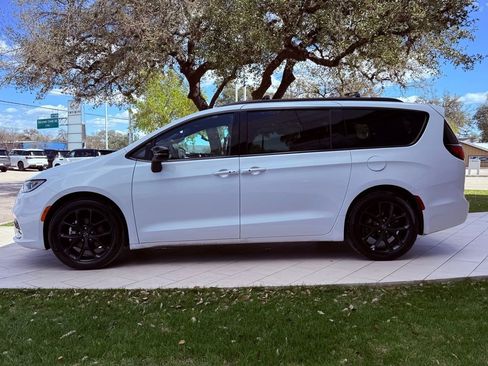 Used 2025 Chrysler Pacifica Limited image 9