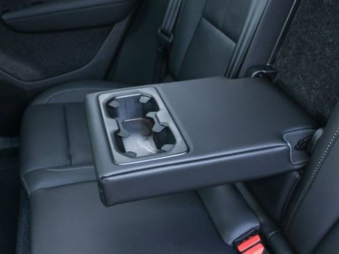 Used 2025 Volvo XC40 B5 Plus image 34