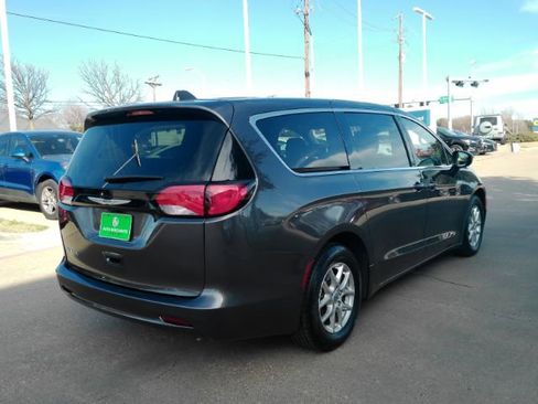 Used 2023 Chrysler Voyager LX image 6