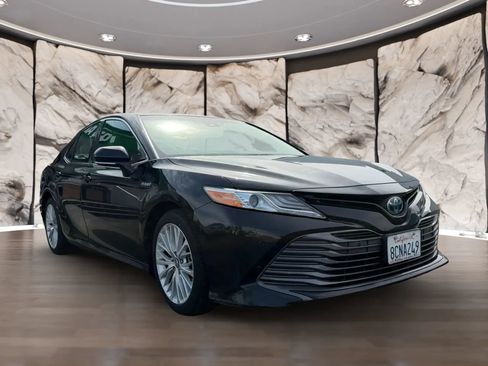 Used 2018 Toyota Camry XLE FWD image 3