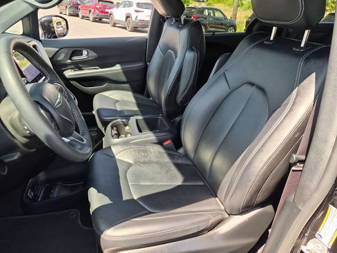 Used 2025 Chrysler Pacifica Select FWD image 25