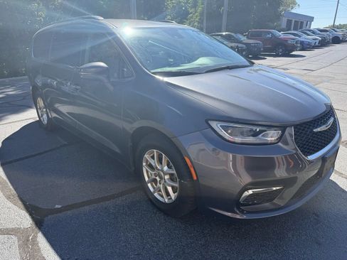 Used 2021 Chrysler Pacifica Touring-L FWD image 5