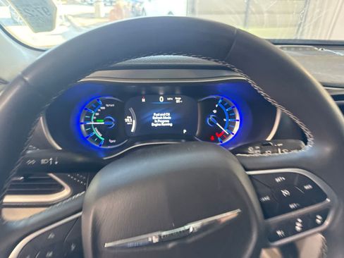 Used 2023 Chrysler Pacifica Touring-L FWD image 22