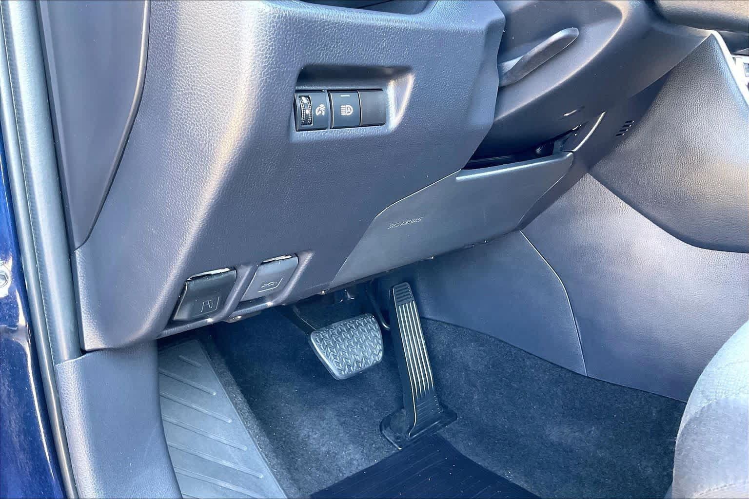 Used 2025 Toyota RAV4 XLE FWD image 35
