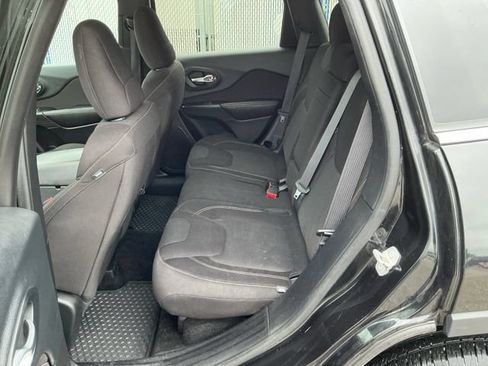 Used 2016 Jeep Cherokee Latitude w/ Cold Weather Group FWD image 10