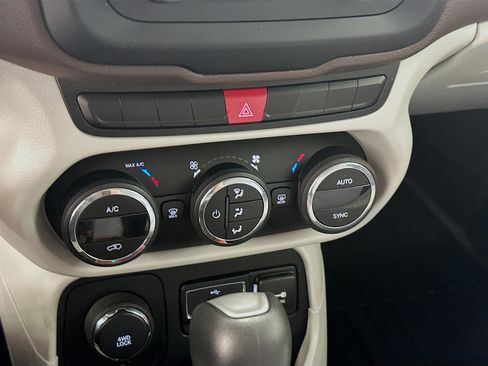 Used 2015 Jeep Renegade Latitude w/ Popular Equipment Group AWD/4WD image 24
