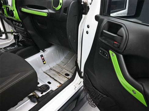 Used 2017 Jeep Wrangler Unlimited Rubicon image 24