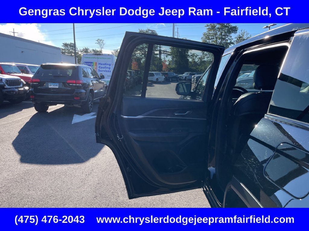 Used 2025 Jeep Grand Cherokee Limited AWD/4WD image 38