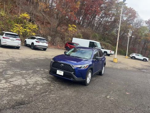 Used 2025 Toyota Corolla Cross LE image 10