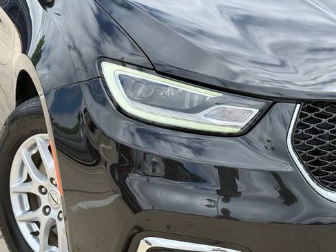 Used 2023 Chrysler Pacifica Touring-L FWD image 3
