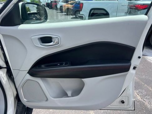 Used 2018 Jeep Compass Limited AWD/4WD image 9