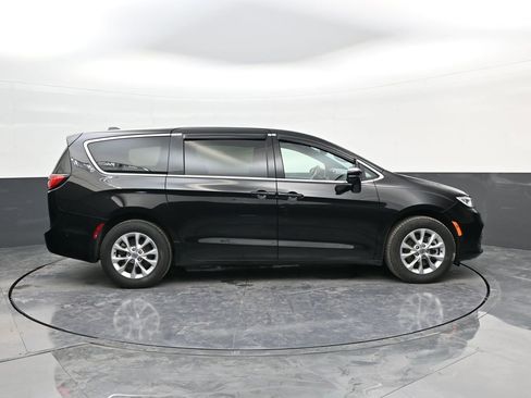 Used 2025 Chrysler Pacifica Select image 9