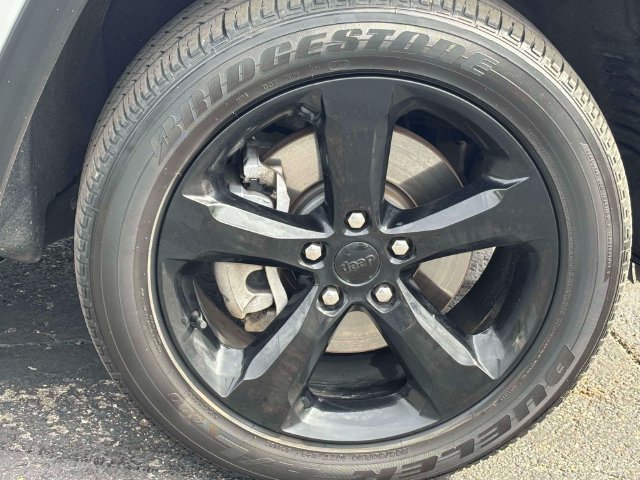 Used 2023 Jeep Grand Cherokee L Laredo AWD/4WD image 37