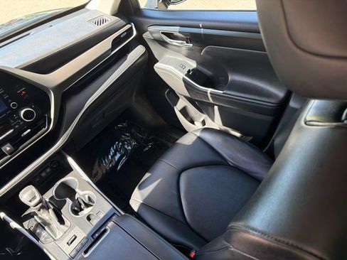 Used 2020 Toyota Highlander XLE AWD/4WD image 19